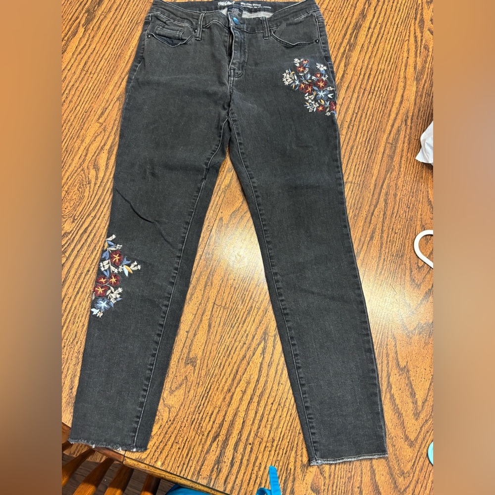 Black Floral Embroidered Super Stretch Mid Rise Skinny Jeans by Mossimo 10/30